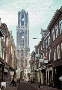 22317 Gezicht in de Zadelstraat en op de Domtoren te Utrecht.